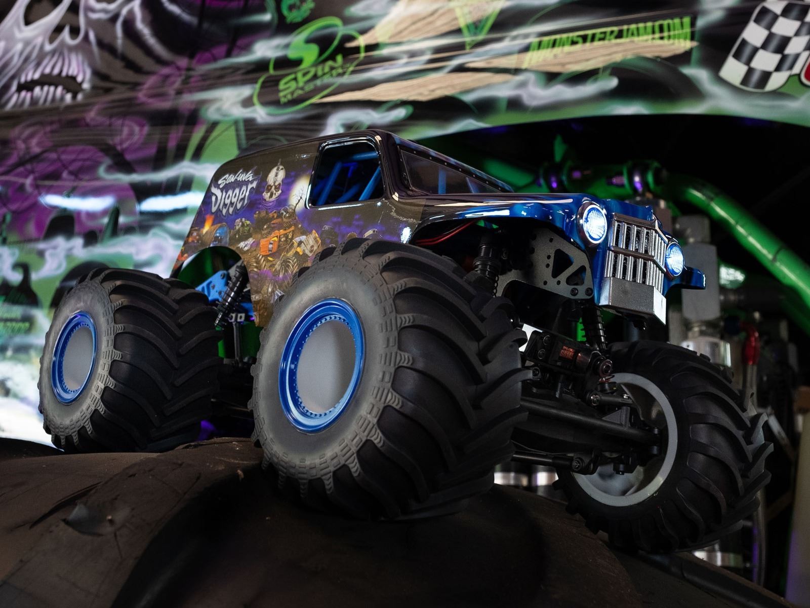 Losi LMT Son-uva Digger 4WD Solid Axle Monster Truck RTR – Make It